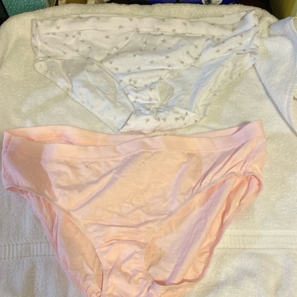 Hanes women’s size 2XL, 2 pairs, pink and white with flowers - Picture 1 of 3